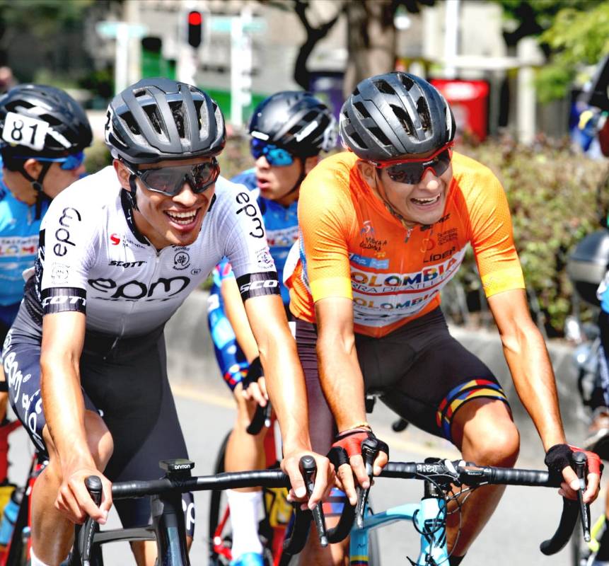 En la última etapa, disputada entre Medellín y Santa Elena, Diego Camargo aprovechó para compartir con sus rivales de caravana. FOTO @luisenciclismo