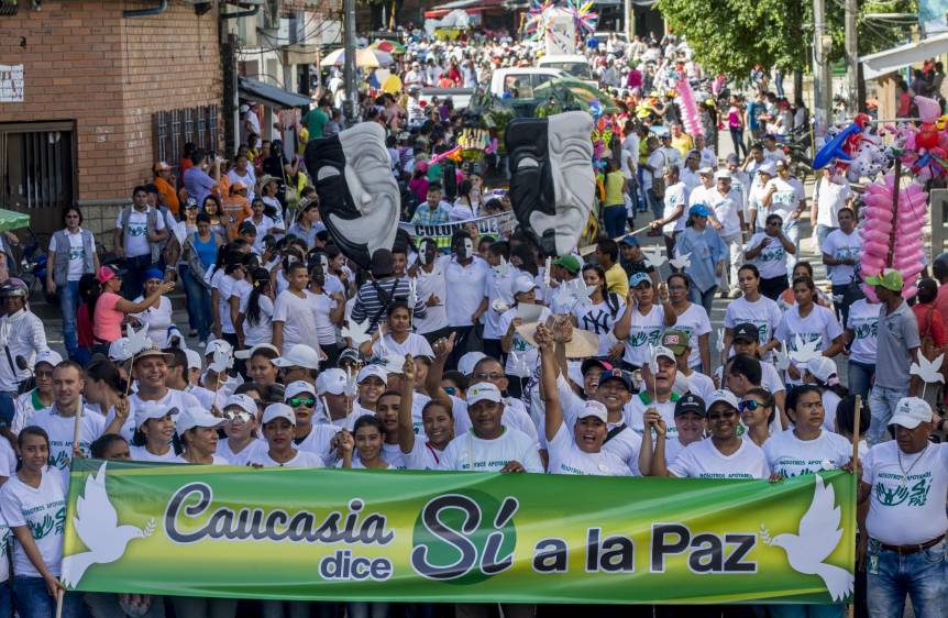 En Caucasia la comunidad se movilizó en una gran marcha para celebrar el acuerdo y reclamar la atención a otros agentes desestabilizadores que mantienen vivo el conflicto en la zona. fOTO jUAN aNTONIO sÁNCHEZ
