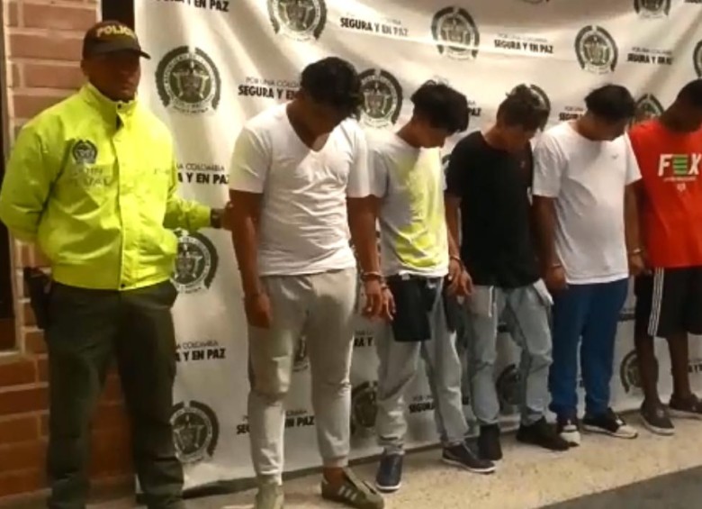 Cinco presuntos integrantes de la banda “La Torre”, fueron capturados en Medellín. FOTO CAPTURA VIDEO CORTESÍA POLICÍA