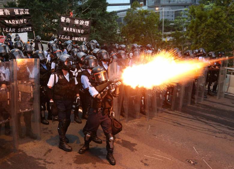 Fuerzas antidisturbios hongkonesas dispersan las protestas contra la ley de extradición con gases lacrimógenos. FOTO Reuters