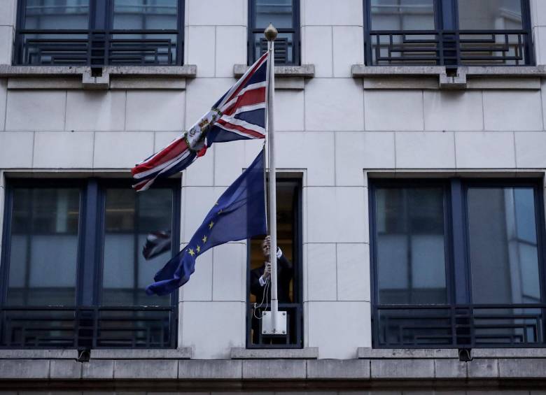 Un oficial retira la bandera de la Unión Europea de la Representación del Reino Unido en el edificio de la UE en Bruselas.FOTO AFP