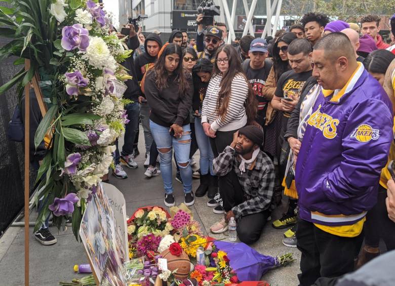 Kobe Bryant, de 41 años, murió este domingo tras un accidente en un helicóptero. Fue homenajeado por seguidores en Los Ángeles, EE. UU. FOTO EFE