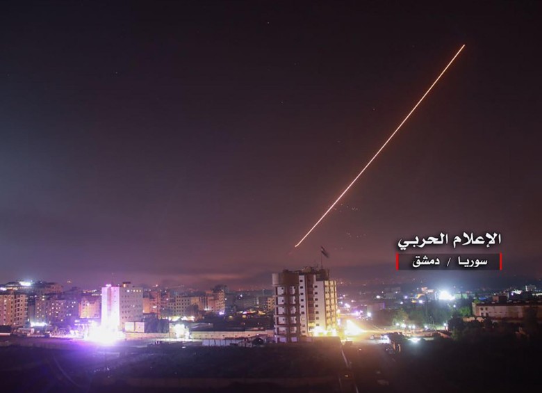 Medios oficiales del régimen de Bashar al Asad transmitieron al mundo las imágenes de los misiles israelíes y sirios. FOTO EFE