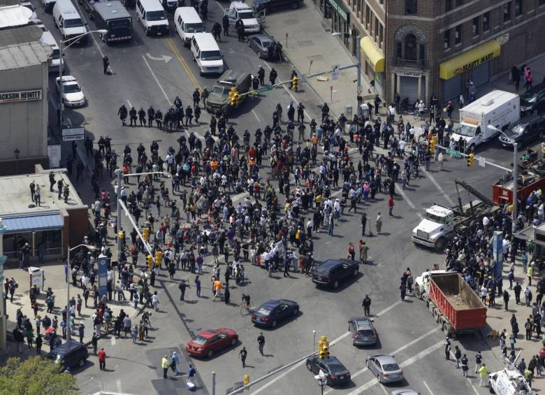 La ciudad amaneció ayer destrozada tras un lunes marcado por los disturbios. El gobernador de Maryland anunció la llegada de tropas de la Guardia Nacional para restaurar el orden. FOTO ap