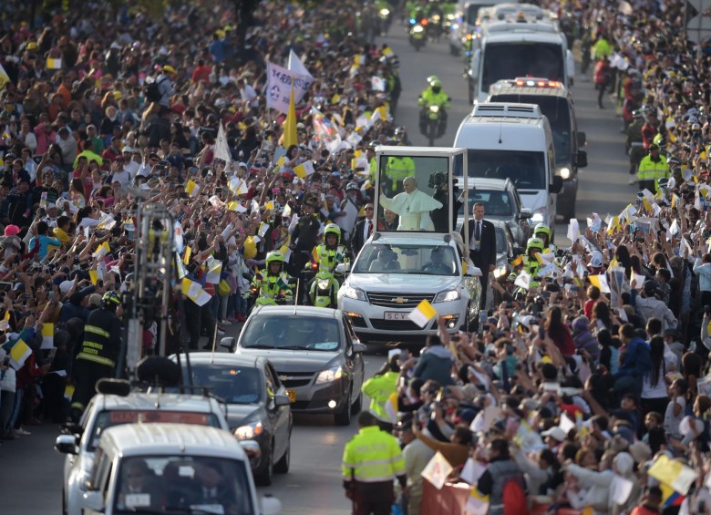 El recorrido del Papa hasta la Nunciatura estuvo acompañado de miles de fieles. FOTO AFP