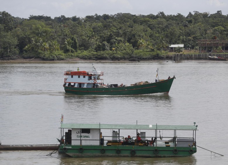 El rió Guapí en el pacifico colombiano también es un escenario del recorrido de barcos cargados de víveres para el sustento de los lugareños. Foto: Manuel Saldarriaga Quintero