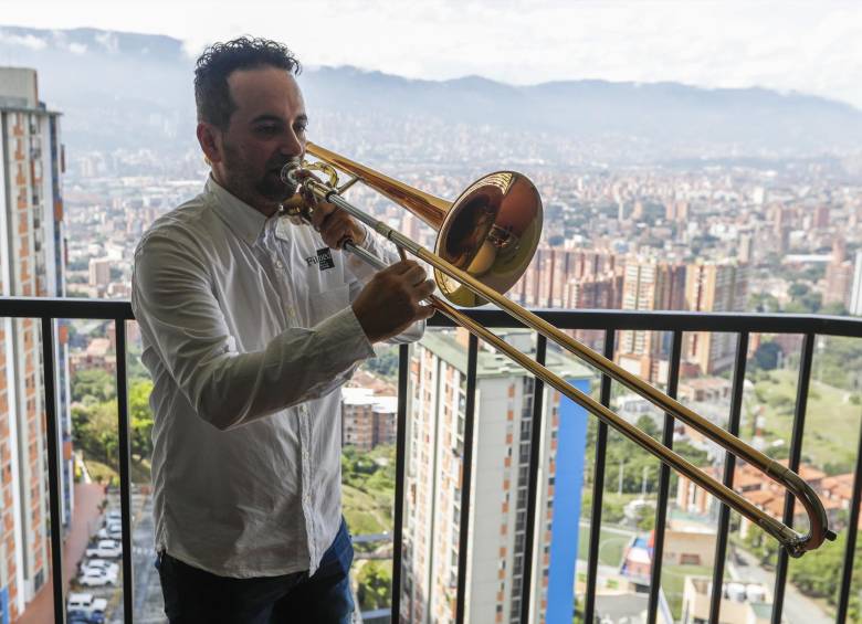 Vladimir Hurtado salió con su trombón al balcón de su casa en el barrio Calazans para interpretar esta famosa canción. FOTO manuel saldarriaga