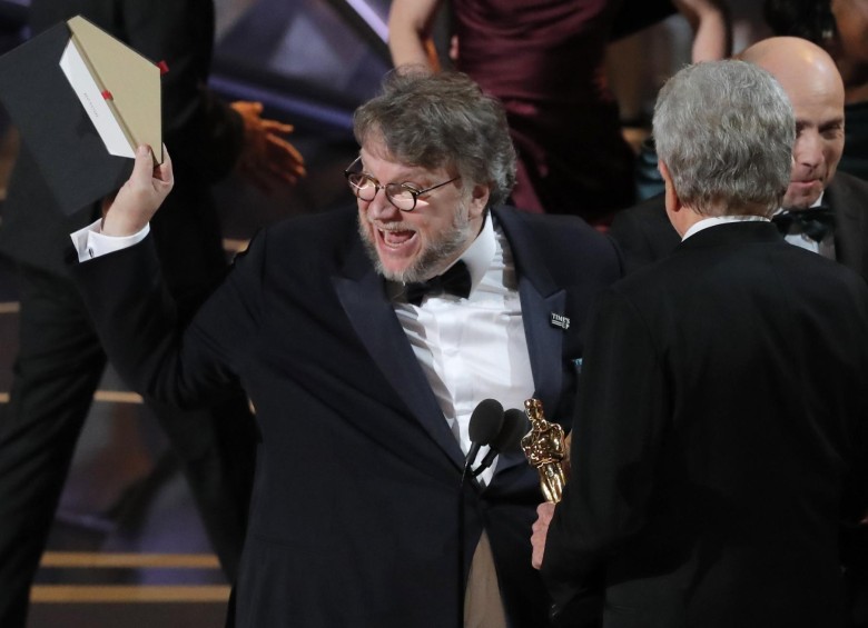 La categoría Mejor Película la presentaron de nuevo Faye Dunaway y Warren Beatty. Guillermo del Toro le quitó el sobre a Beatty para verificar que esta vez, no fuera un error. FOTO Reuters