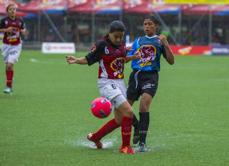 Limonar, con Ilana Izquierdo, en la acción ante Valentina Agudelo, pasó a la final. FOTO juan sánchez