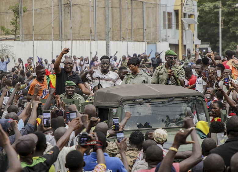 Los malienses vitorean cuando el ejército de Malí entra en las calles de Bamako, Malí. FOTO EFE