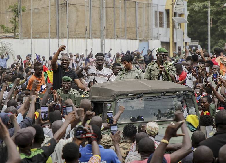 Los malienses vitorean cuando el ejército de Malí entra en las calles de Bamako, Malí. FOTO EFE