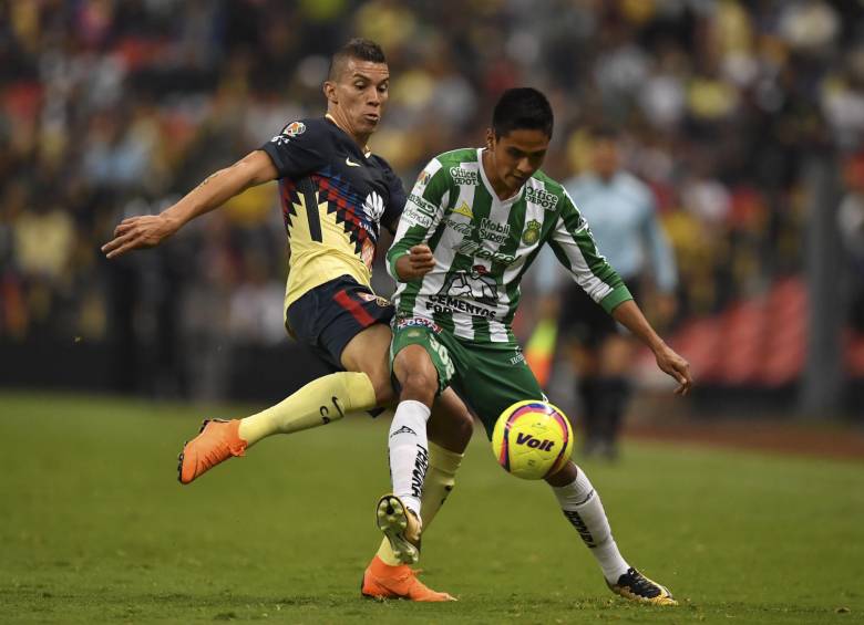 El antioqueño Mateus Uribe, exNacional se reportó con doblete y llevó a su equipo a la quinta victoria del torneo en México. FOTO AFP