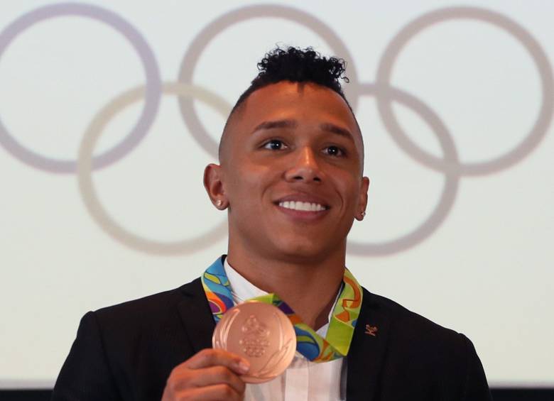 Luis Javier Mosquera estaba feliz, por fin recibió la medalla de bronce de hace tres años. FOTO EFE