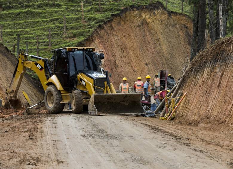 Trabajos de pavimentación que se adelantan en la vía entre el municipio de Concepción —Oriente antioqueño— y Barbosa —norte del Valle de Aburrá—. FOTO jaime pérez