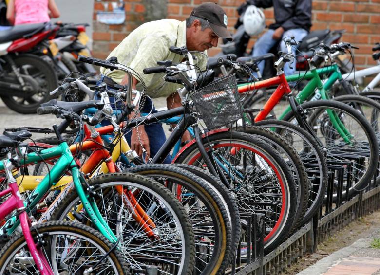 Al margen de la entidad adecuada para impulsar las políticas públicas, la bicicleta gana usuarios cada vez más en Medellín. FOTO juan antonio sánchez