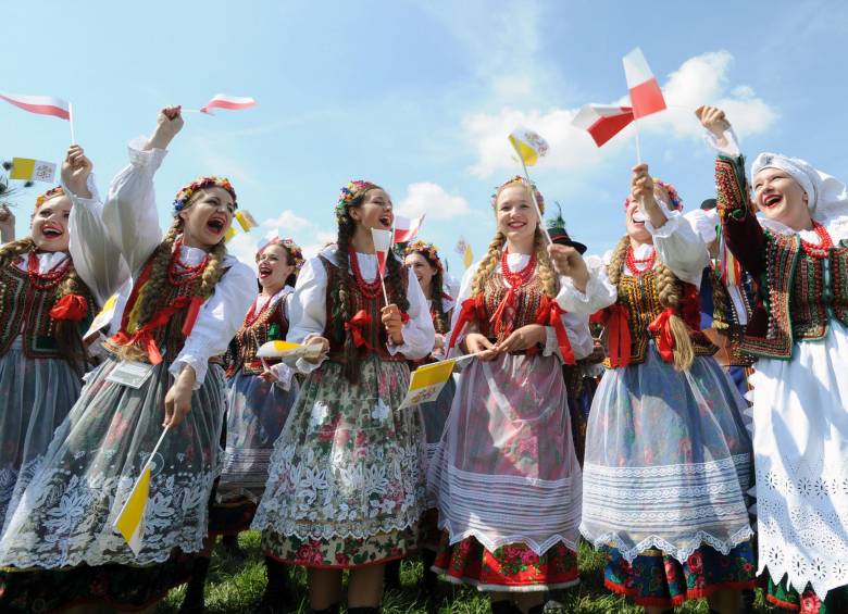 Un grupo de baile de Polonia fue uno de los encargados de darle la bienvenida al Papa. FOTO AP