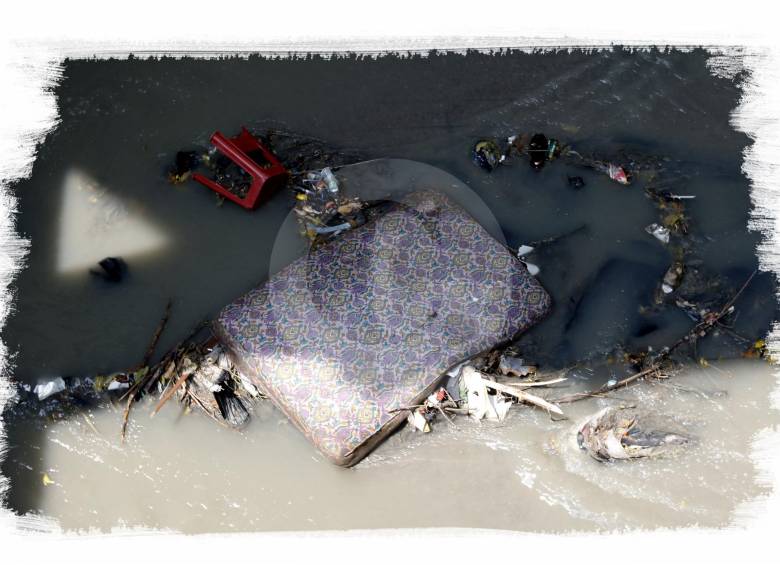 Tacita de plata, sucia por la basura