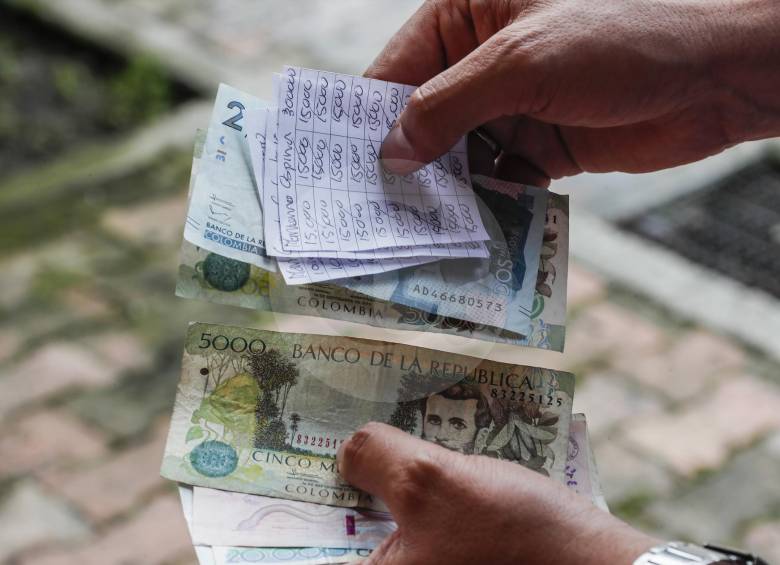 La intención de otorgar una prima extra para alrededor de 6,4 millones de trabajadores que ganan menos de tres salarios mínimos legales vigentes (2,4 millones de pesos), prendió las alarmas de los gremios empresariales. Foto: Robinson Sáenz.