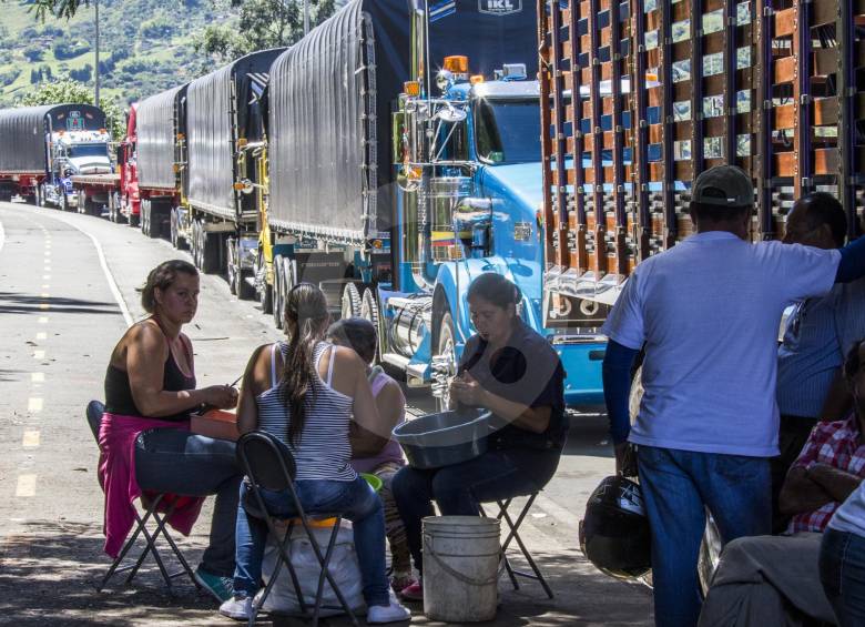El llamado de la Gobernación es que se permita el tránsito de los vehículos que llevan el alimento. FOTO Róbinson sáenz