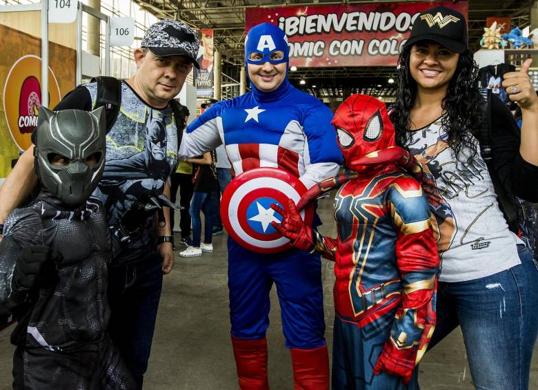 La Comic Con, abierta hasta el domingo en Medellín, se ha convertido en un evento familiar y de cosplay, donde los visitantes rinden homenaje a sus personajes de ficción. FOTO jaime pérez