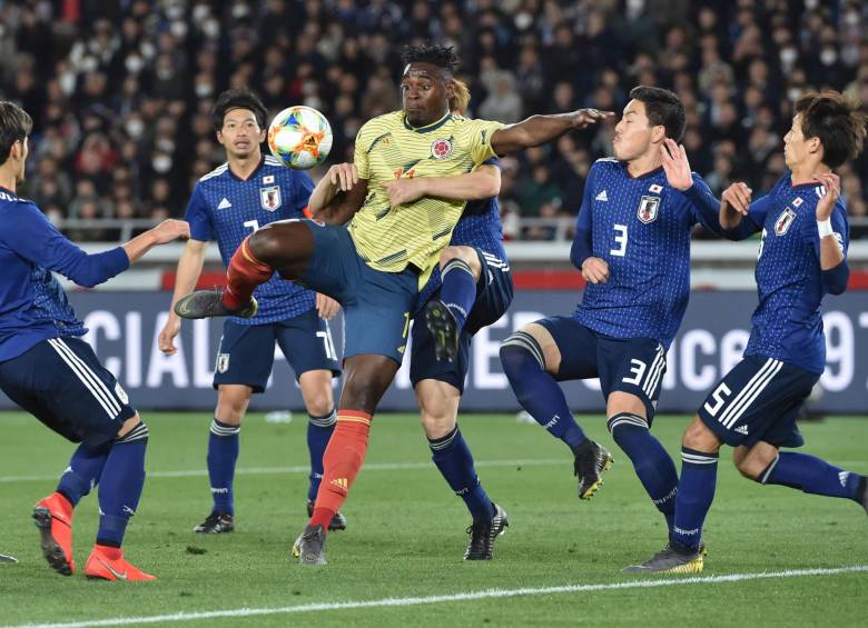 Duván Zapata le cambió la cara al elenco nacional ante Japón. FOTO AFP