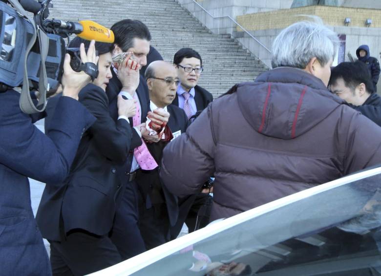 Las imágenes de televisión mostraron al embajador de Estados Unidos en Corea del Sur, Mark Lippert, ensangrentado en la cabeza y el brazo aunque solo resultó herido de levedad, según los medios surcoreanos. FOTO REUTERS