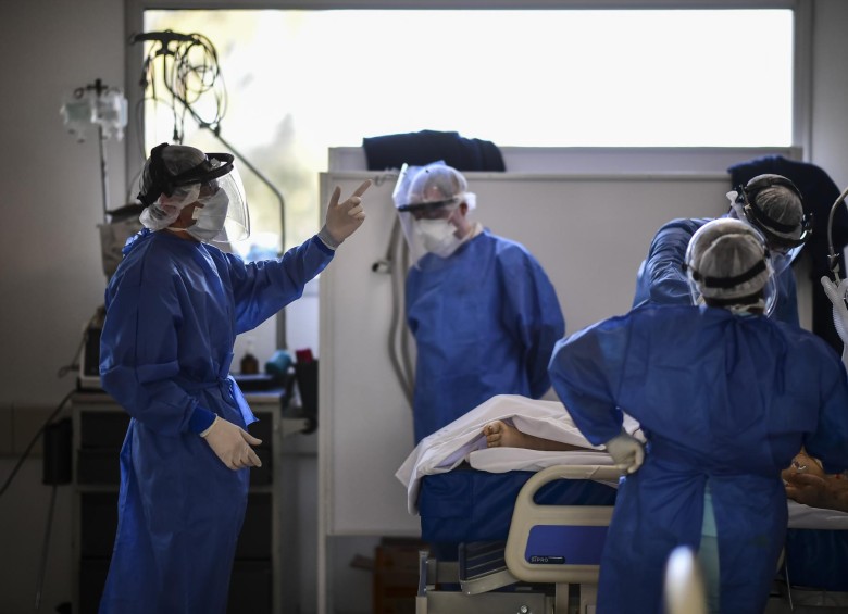 Médicos atienden a un paciente con la enfermedad de covid-19 en Buenos Aires, Argentina. FOTO AFP