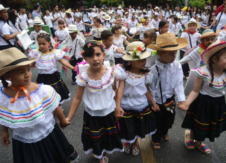 La comparsa de la Corporación de Silleteros de Santa Elena, fue una de las más aplaudidas por la belleza de sus silletas y el compromiso de sus niños, quienes son hijos de silleteros y los encargados de prologar esta tradición. FOTO AFP