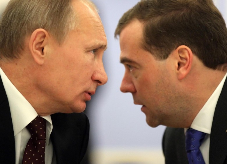 El presidente Vladimir Putin y el saliente primer ministro Dimitri Medvedev. FOTO: AFP