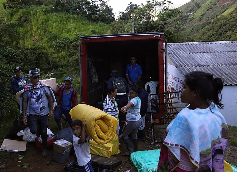 Desmovilizados de la antigua guerrilla se trasladan desde el Espacio Territorial de Capacitación y Reincorporación (ETCR) de Santa Lucía, en el municipio de Ituango, al municipio de Mutatá, en Antioquia. FOTO EFE
