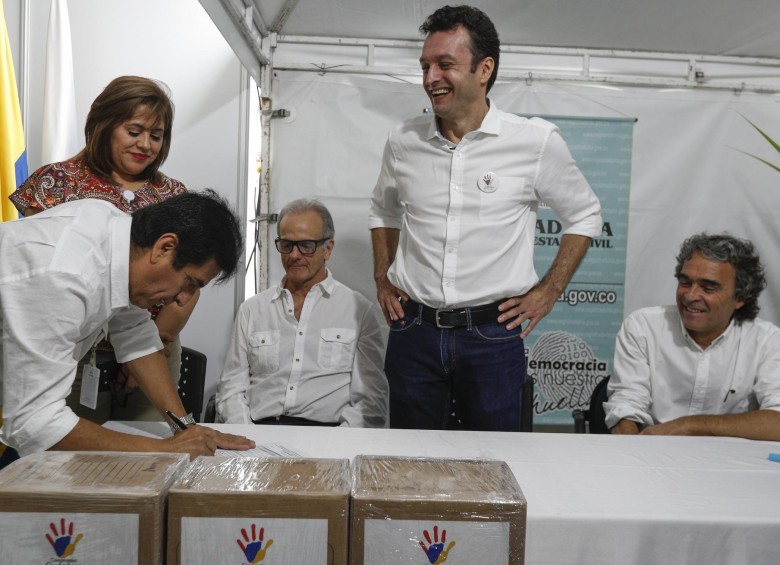 Iván Mauricio Pérez registró su candidatura a la Gobernación el 26 de julio en compañía de Sergio Fajardo. FOTO: Manuel Saldarriaga