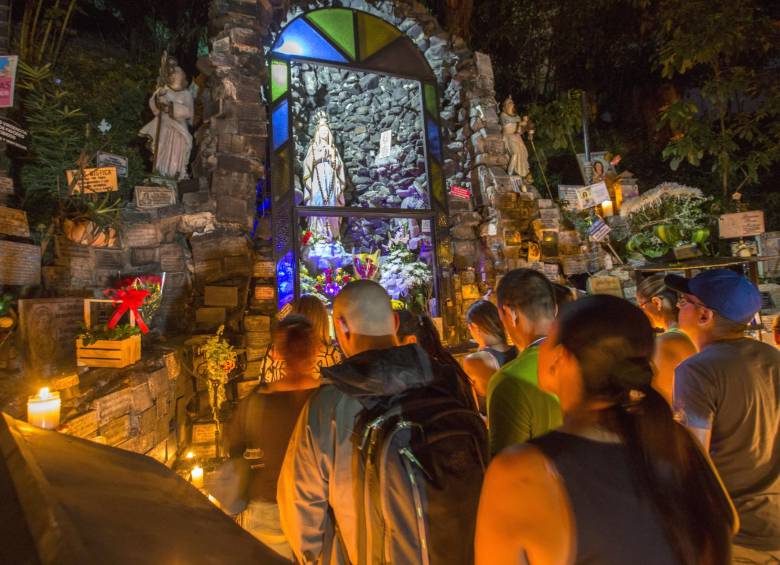 Las placas llenan la gruta de la virgen de la Aguacatala y los fieles se agolpan a pedir favores. FOTO Manuel Saldarriaga