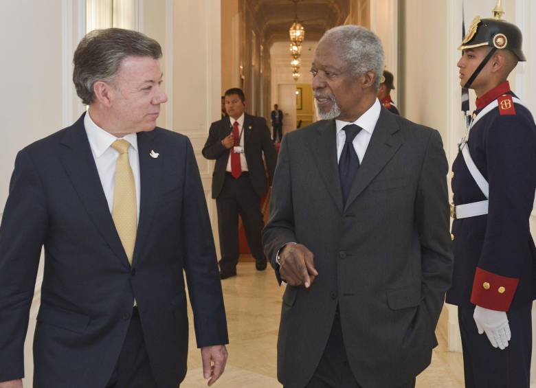 El presidente Juan Manuel Santos, y el exsecretario general de la Onu, Kofi Annan, se reunieron ayer en la Casa de Nariño. Santos agradeció la presencia del Nobel de Paz en Colombia. FOTO afp