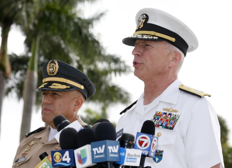 El almirante de la Armada de los Estados Unidos Craig S. Faller, a la derecha, y el Comandante General de las Fuerzas Militares de Colombia, el General Luis Navarro Jiménez (L) a la izquieda, en el Comando Sur de Miami. FOTO AFP