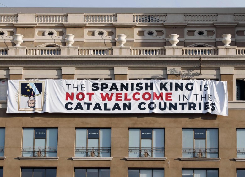 Carteles en contra del Rey Felipe VI de España durante acto público en Cataluña. FOTO: EFE