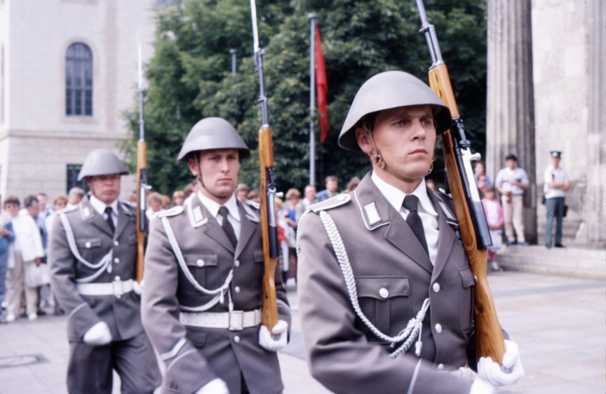 Fotografía de 1988 en la que están soldados de la República Democrática Alemana durante un cambio de guardia en Berlín. FOTO AFP