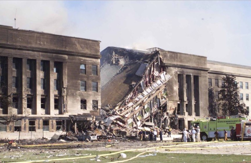 12 de septiembre | La mañana del día siguiente a la tragedia todavía había fuego en el techo del Pentágono. Muchos empleados del departamento de Defensa de Estados Unidos regresaron a trabajar a la parte no afectada del edificio. El presidente del momento, George W. Bush, visitó el sitio y agradeció a las personas que llegaron a asistir la emergencia. FOTO ARCHIVO 9/11 MEMORIAL MUSEUM