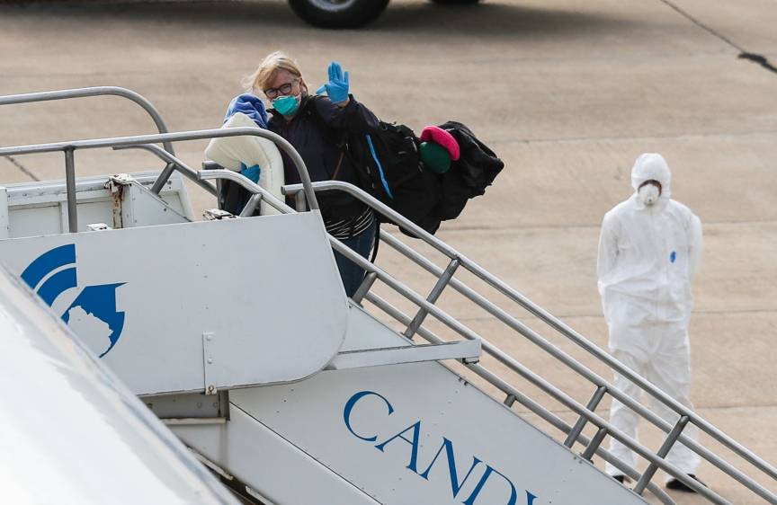 El Gobierno está priorizando el apoyo para retornar al país a las personas que estaban en viajes temporales. Conseguir un vuelo requiere de gestiones entre diferentes países. FOTO EFE