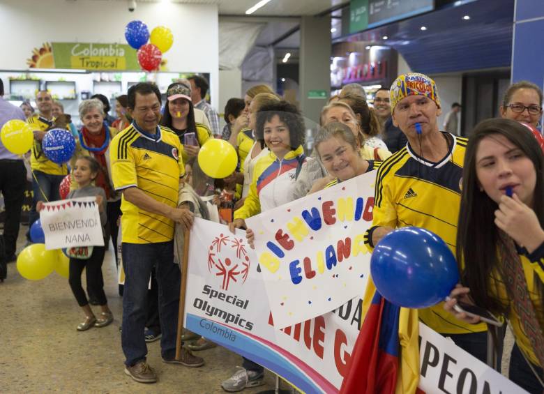 Familiares, amigos, profesores y entrenadores de los deportistas antioqueños llegaron muy temprano al aeropuerto José María Córdova para darles una calurosa bienvenida. FOTO EDWIN BUSTAMANTE