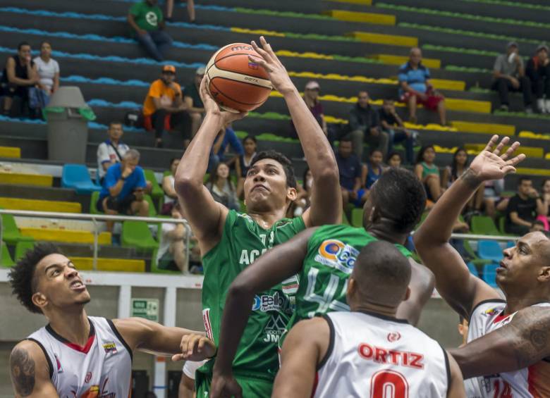 Divier Pérez (balón) es uno de los líderes de Academia de la Montaña. Aporta experiencia en un grupo lleno de juveniles. En Medellín buscarán imponerse ante el equipo de la isla. FOTO JUAN a. SÁNCHEZ