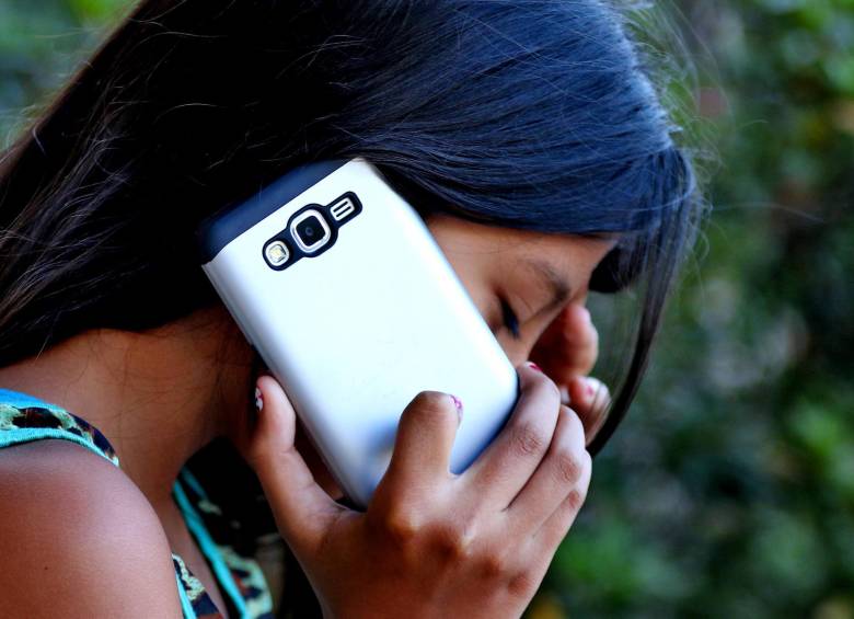 En el centro, oriente y sur del país cientos de usuarios reportan una falla en la señal de telefonía celular de Claro. FOTO ARCHIVO