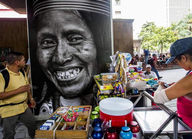 La obra Identidades está compuesta por 32 retratos en blanco y negro de gran formato, que están ubicados en los bajos de la estación Parque Berrío del Metro de Medellín. Foto: Julio César Herrera