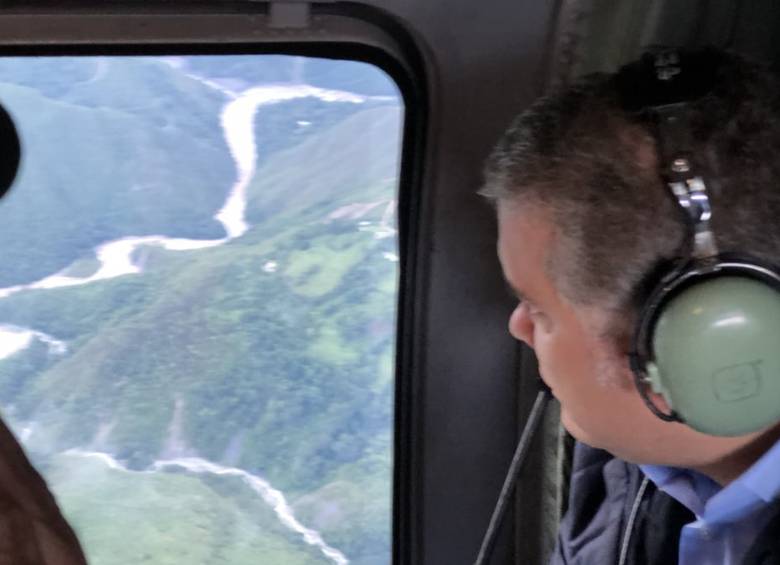 El presidente Iván Duque evalúa la situación de la vía al Llano. FOTO PRESIDENCIA
