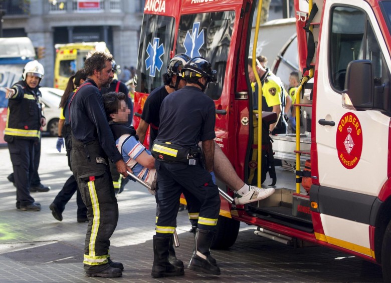 En el atentado terrorista murieron 13 personas y más de 100 resultaron heridas. Se espera para hoy una gran movilización contra el terrorismo en la capital catalana. FOTO efe