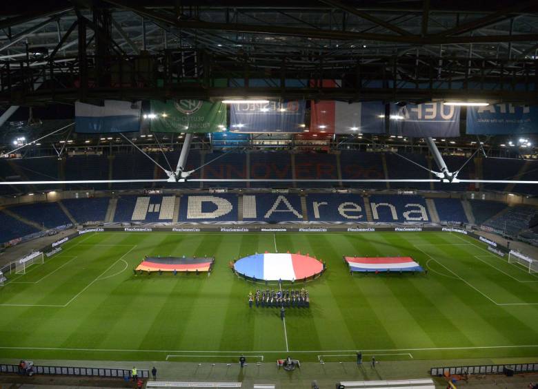 El estadio de Hannover fue evacuado y el partido cancelado. FOTO AFP