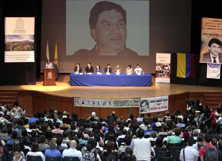 Al acto de perdón del Estado en la Universidad de Antioquia prosiguió un foro de derechos humanos. FOTO manuel saldarriaga