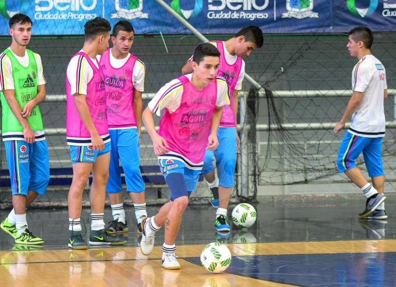 La Selección Colombia Sub-20 de futsal se preparó cerca de 15 días en el coliseo Tulio Ospina de Bello. Este domingo empieza su participación en el Suramericano. FOTO Donaldo Zuluaga