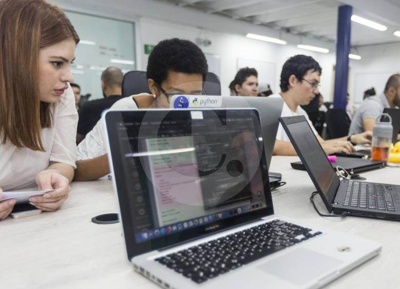 El país se puso a la tarea de formar a por lo menos 100.000 programadores de aquí a 2022, cuando finalice el gobierno Duque, entendiendo las necesidades laborales del mercado. FOTO Camilo Suárez