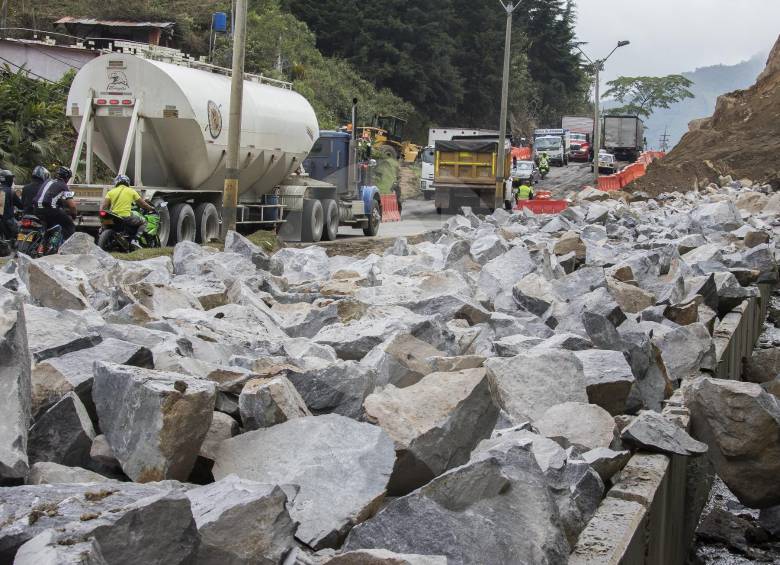 Al costado del derrumbe se podían observar los fragmentos de las rocas detonadas. Fotos: róbinson sáenz