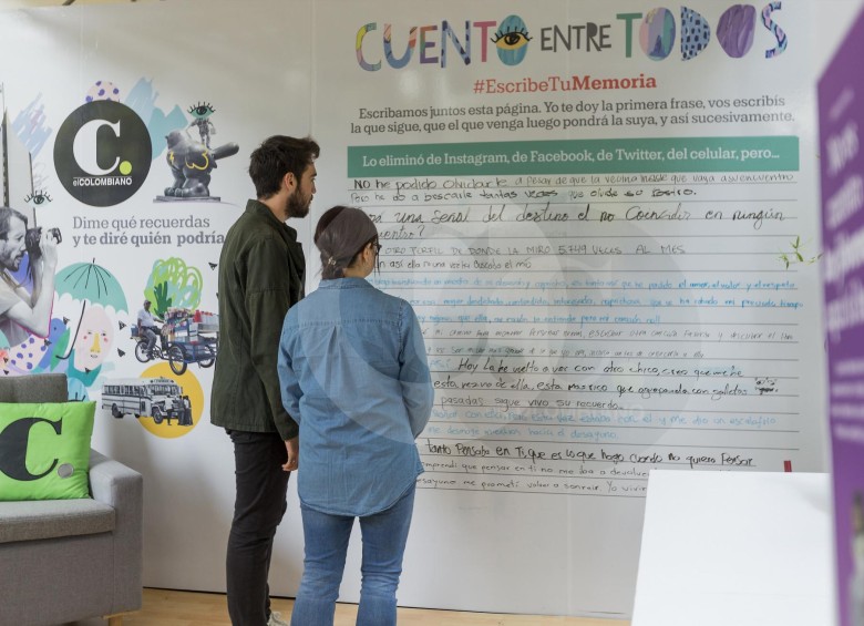 Varios lectores escribieron en un muro una historia, de forma colectiva, por invitación de EL COLOMBIANO. FOTO Camilo Suárez.